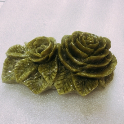 Hoa hồng cắm bút ngọc serpentine độc đáo