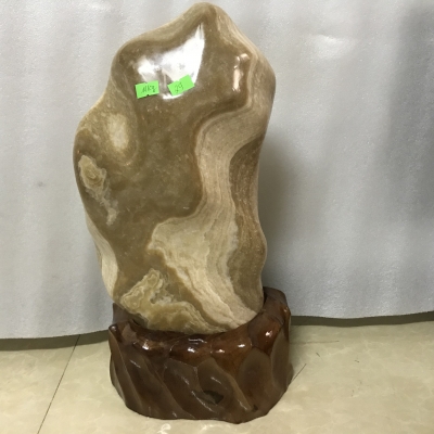 Cây đá màu vàng nâu vân như vân của gỗ